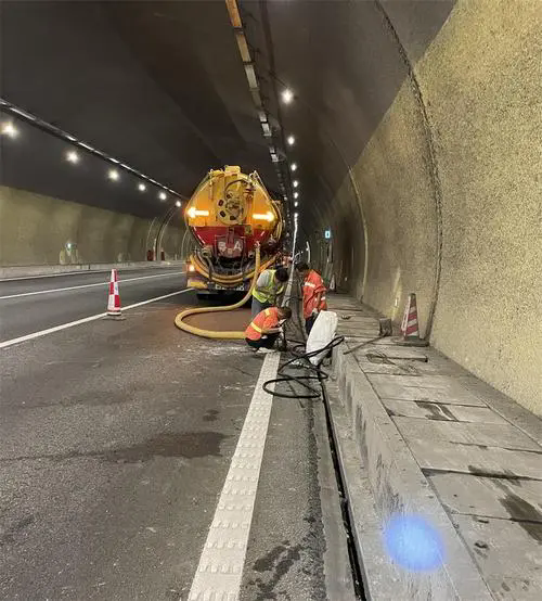 武侯隧道排水渠清淤